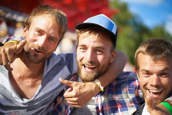 Klart För Festen Porträtt Unga Manliga Vänner Som Roar Sig — Stockfoto