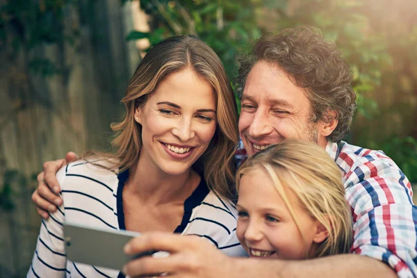 Najlepsze Wspomnienia Rodzą Się Rodziną Szczęśliwa Rodzina Robi Sobie Selfie — Zdjęcie stockowe