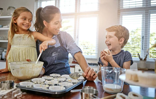 Mutluluk Sadece Bir Kek Uzaklıkta Bir Anne Kızı Oğluyla Mutfakta — Stok fotoğraf