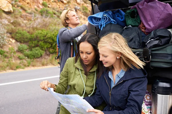 Planeando Tomar Ruta Escénica Grupo Jóvenes Amigos Preparándose Para Viaje — Foto de Stock