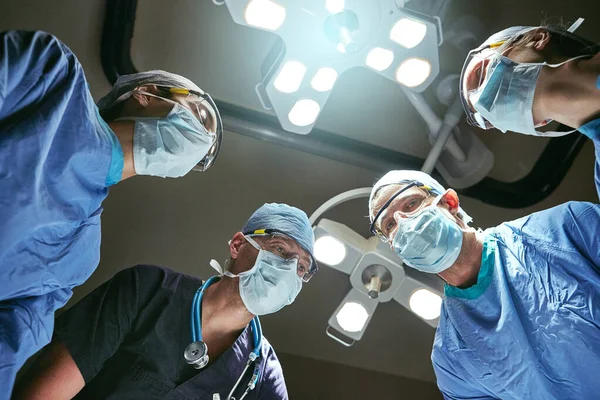 Hayat Kurtarmak Onların Uzmanlık Alanı Ameliyathanede Cerrahların Düşük Açılı Görüntüsü — Stok fotoğraf