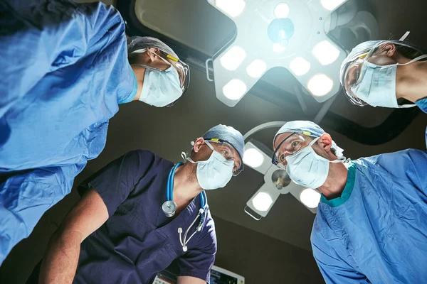 １秒ごとだ 手術室での外科医の低角度撮影 — ストック写真