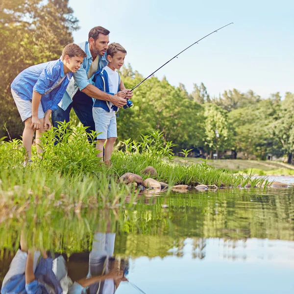 Учит Своих Мальчиков Ловить Рыбу Отец Два Сына Рыбачат Лесу — стоковое фото