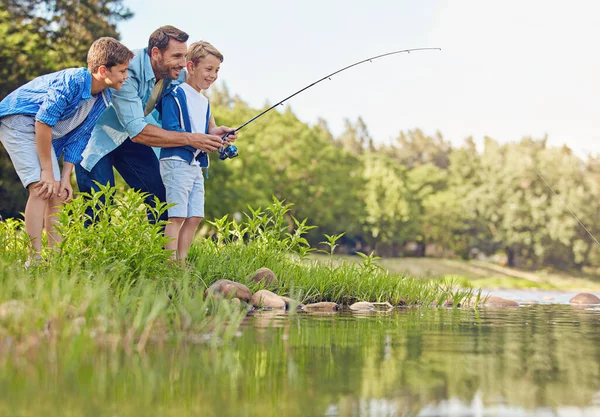 Ψάρεμα Είναι Οικογενειακή Δραστηριότητα Ένας Πατέρας Και Δύο Γιοι Του — Φωτογραφία Αρχείου