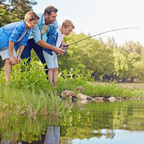 Mostrándoles Cómo Pescar Padre Sus Dos Hijos Pescar Bosque — Foto de Stock