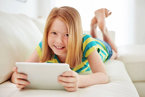Vsaď Mám Dětském Režimu Malá Holčička Používající Doma Digitální Tablet — Stock fotografie