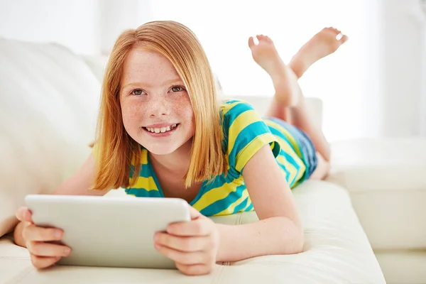 Intrattenimento Generazione Una Bambina Che Usa Tablet Digitale Casa — Foto Stock