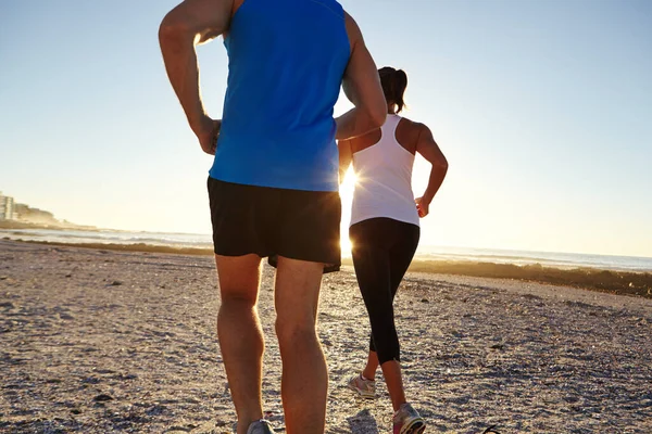 Zdraví Jednosměrná Cesta Mladý Pár Jogging Spolu Pláži — Stock fotografie