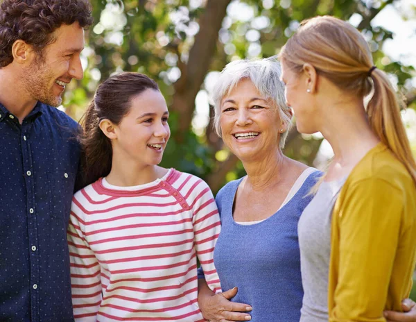 Lycklig Familj Föräldrar Med Barn Och Mormor Utomhus Lycka Och — Stockfoto
