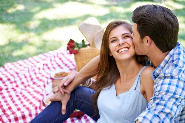 他太浪漫了 一对快乐的年轻夫妇在夏日的阳光下野餐 — 图库照片