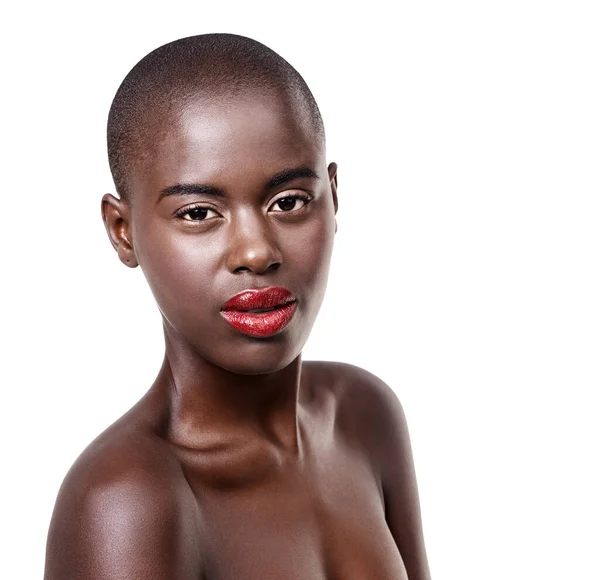 口紅は彼女が必要とする唯一のアクセサリーです スタジオショットの美しい若いアフリカ人女性の白い上に隔離 — ストック写真