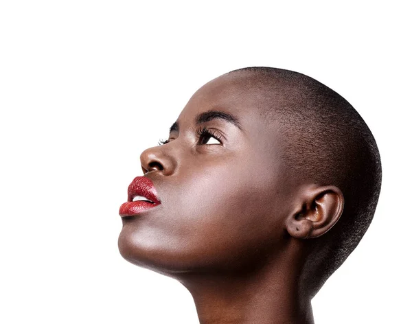 광자를 기다리고 있습니다 스튜디오에서 흰색에 고립된 립스틱을 아프리카 여성의 사진을 — 스톡 사진