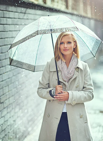 Ідеальне Покриття Приваблива Молода Жінка Йде Під Дощем — стокове фото