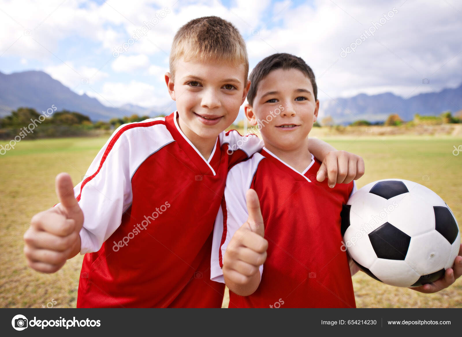 Duas crianças no jogo de futebol