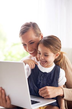İnterneti paylaşıyoruz. Bir anne kızıyla birlikte dizüstü bilgisayar kullanıyor.
