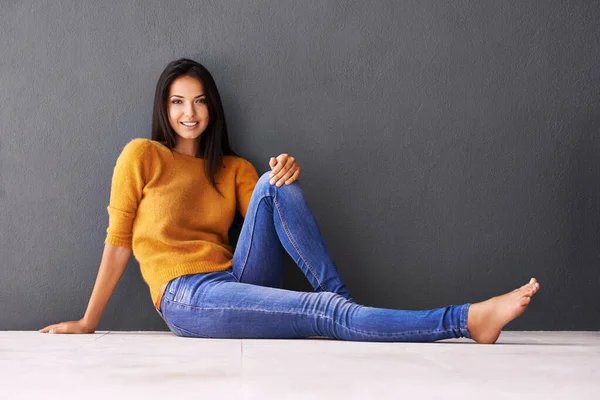 Life Portrait Attractive Young Woman Sitting Floor Gray Wall — Stock Photo, Image