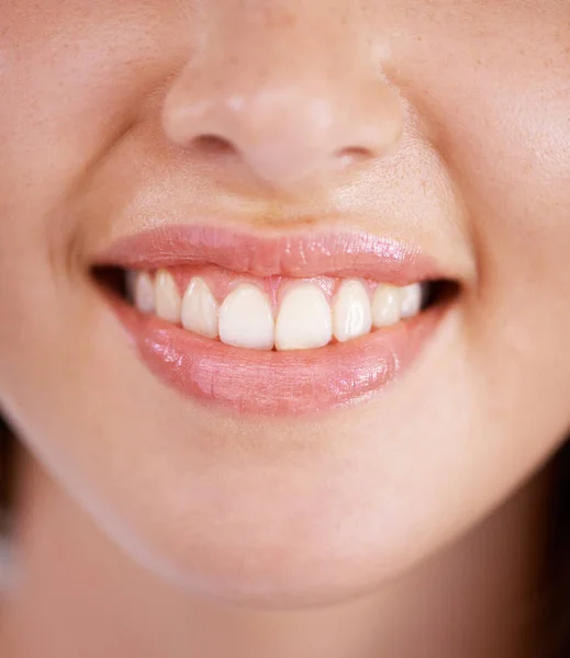 歯の世話をしてる 彼女の歯を流れる若い女性の閉鎖ショット — ストック写真