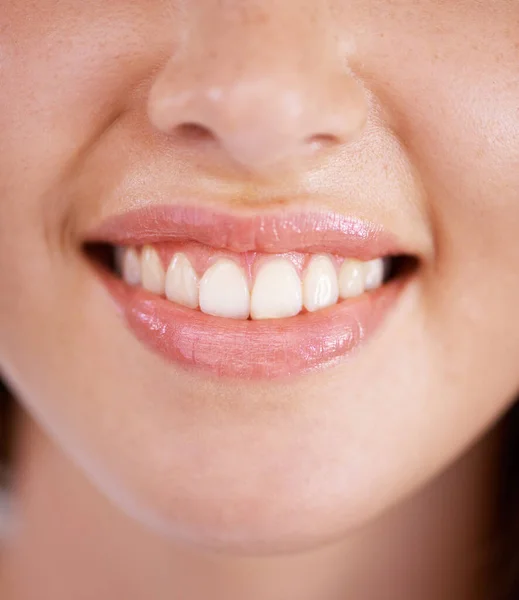 Taking Care Her Teeth Closeup Shot Young Woman Flossing Her — Stock Photo, Image