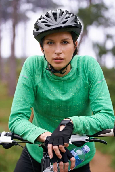 Jazda Rowerze Utrzymuje Mnie Świetnej Formie Atrakcyjna Młoda Kobieta Rowerze — Zdjęcie stockowe