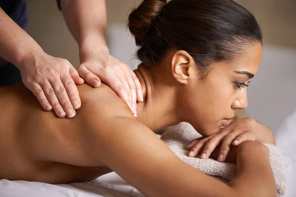 Tijd Ontstressen Een Jonge Vrouw Genieten Van Een Rug Massage — Stockfoto