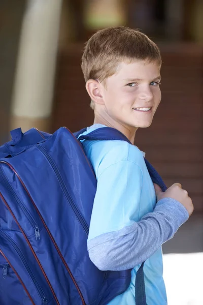 Gotowy Pierwszy Dzień Semestru Uśmiechnięty Chłopiec Plecaku Drodze Szkoły — Zdjęcie stockowe
