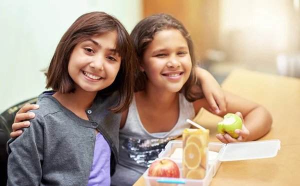 Mola Zamanı Arkadaşlar Okulda Öğle Yemeği Yiyen Genç Çocukların Portresi — Stok fotoğraf