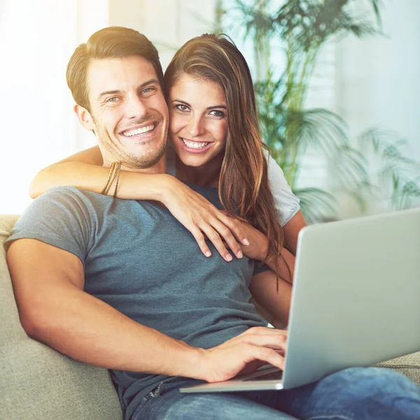 ただ一緒にいることは至福です 自宅のノートパソコンを使っている若いカップルが — ストック写真