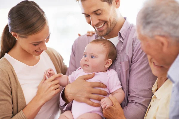 Maak Kennis Met Nieuwe Toevoeging Aan Onze Familie Een Ouder — Stockfoto