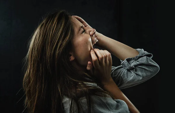 Плачет Отчаяния Молодая Женщина Кричит Неконтролируемо Находясь Изоляции Черном Фоне — стоковое фото