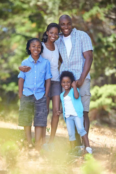アクティブな家族の肖像画 森で一日を楽しむアフリカ系アメリカ人の家族の肖像 — ストック写真