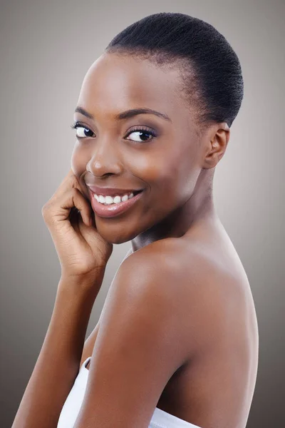 Piękno Przychodzi Jej Naturalnie Portret Pięknej Afrykańskiej Kobiety Dotykającej Jej — Zdjęcie stockowe
