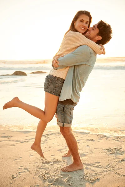 砂のつま先と塩辛いキス ビーチで遊んでいる若いカップルの完全な長さのショット — ストック写真