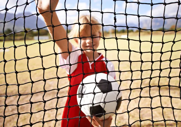 Tady Ten Míček Skončí Portrét Mladé Dívky Stojící Sítí Fotbalovém — Stock fotografie