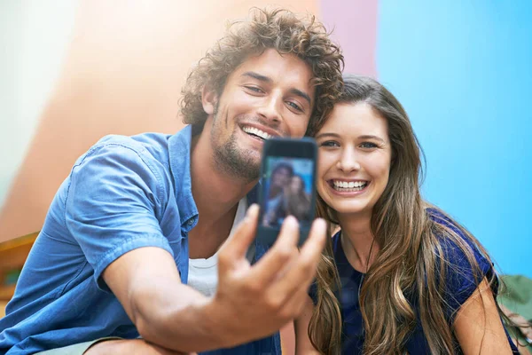 Det Sötaste Paret Ett Ungt Par Som Tar Selfie Utanför — Stockfoto