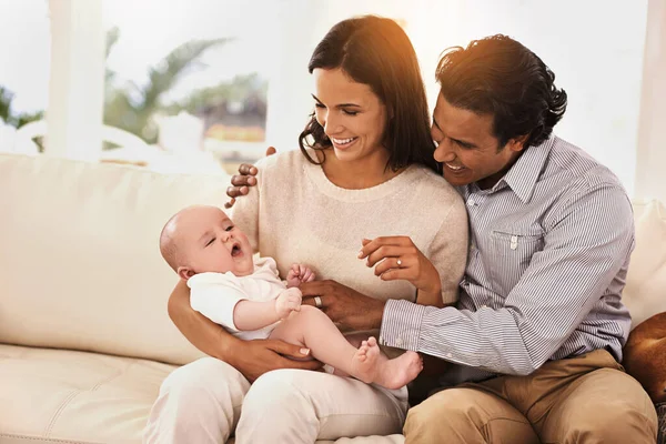 Když Tvoje Rodina Roste Roste Láska Láskyplný Pár Jejich Novorozeně — Stock fotografie