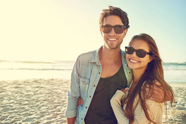 特別な人との休日の幸福 ビーチで一緒に立ってサングラスをかけて愛する若いカップルの肖像画 — ストック写真