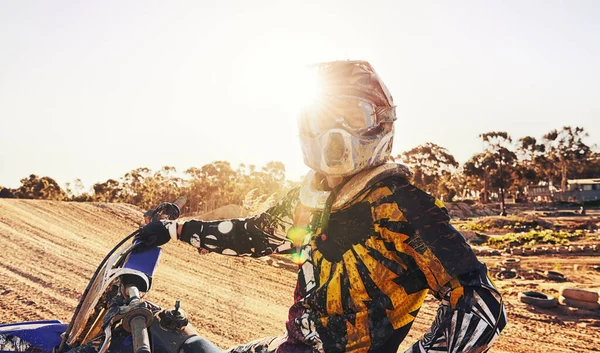 Esta Pista Doentia Retrato Motocross Cavaleiro Sentado Sua Bicicleta Pleno — Fotografia de Stock
