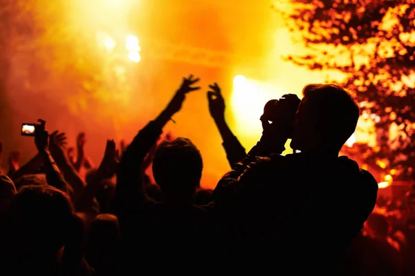 Excitement Blinding Rear View Silhouette Photographer Capturing Energy Excitement Music — Stock Photo, Image
