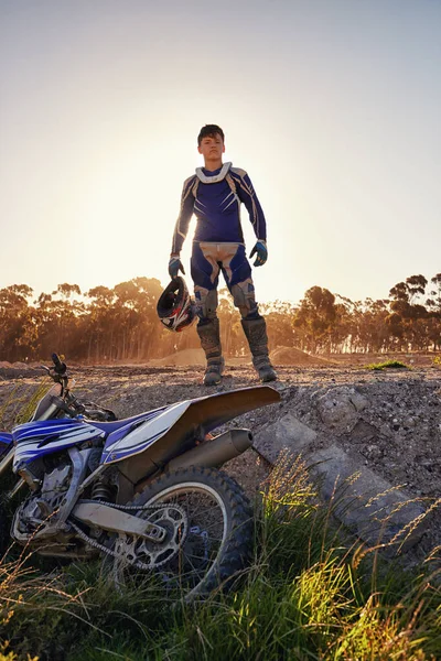 Готов Взяться Угодно Портрет Мотогонщика Стоящего Перед Своим Мотоциклом — стоковое фото