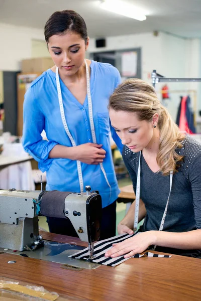 Straffes Nähen Der Werkbank Zwei Junge Frauen Arbeiten Einem Kleidungsstück — Stockfoto