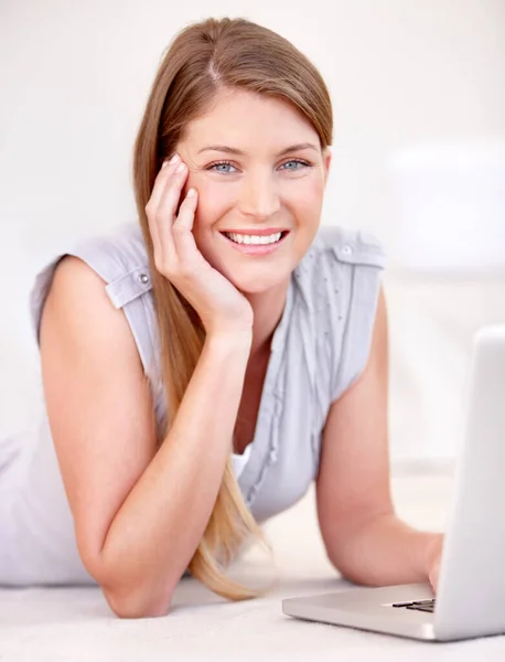 Cieszy Się Szybkim Internetem Piękna Młoda Kobieta Korzystająca Laptopa Leżąc — Zdjęcie stockowe