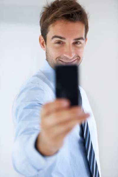 Experimentar Seu Novo Brinquedo Homem Negócios Segurando Seu Telefone Para — Fotografia de Stock