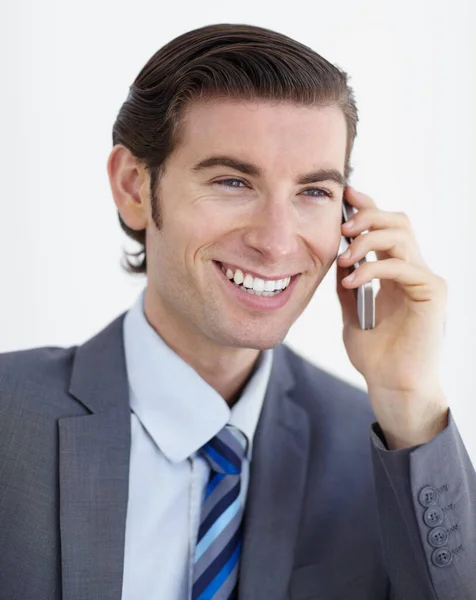 ネットワークが彼の得意分野だ 笑顔の若いビジネスマンが彼のスマートフォンで話している — ストック写真