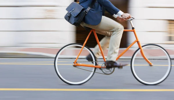 自転車 ビジネスマンの足の道路での仕事や通りでの任命に乗っている 環境に優しい交通機関で街を走行する自転車に乗っている男性の二酸化炭素排出量 サイクリングや靴 — ストック写真