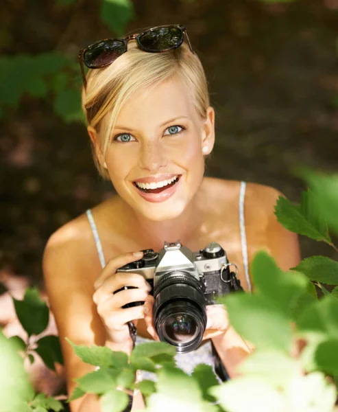 彼女のレンズを通して夏を捉える 森の中のかなり若い写真家は ショットを撮る準備ができて — ストック写真