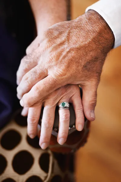 Celoživotní Romantiku Detailní Záběr Staršího Páru Který Láskyplně Drží Ruce — Stock fotografie