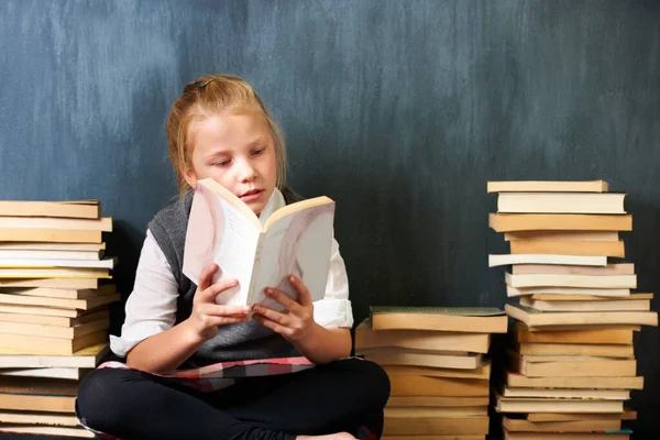 Haal Wat Studies Een Schattig Blond Meisje Lezen Klas Omringd — Stockfoto
