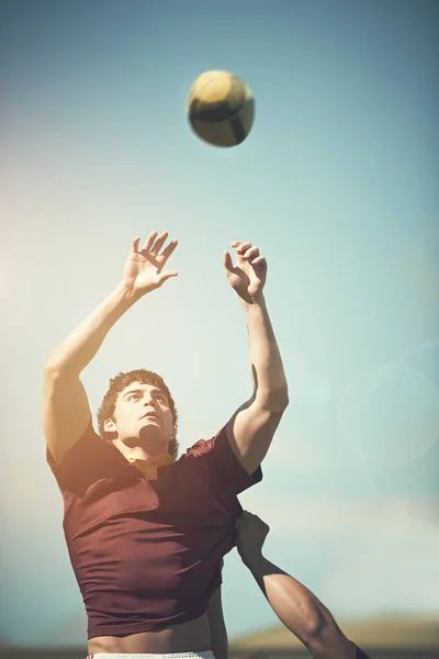 Sáhl Svých Cílech Mladý Rugby Hráč Chytání Míč Během Lineout — Stock fotografie