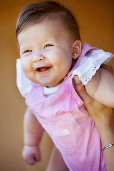 Blij Hier Zijn Een Gelukkig Baby Meisje Wordt Opgehouden Door — Stockfoto