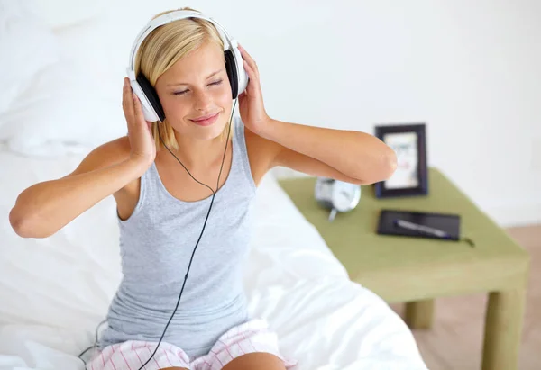 Sesle Çevrili Kulaklıkla Müzik Dinleyen Genç Bir Kadın — Stok fotoğraf